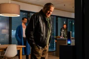 Girwidz (Michael Brandner, vorne) ist begeistert von „Polli“.