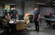 (v.l.n.r.) Sheryll Barnes (Roxy Sternberg); Kenny Crosby (Kellan Lutz); Jess LaCroix (Julian McMahon); Ivan Ortiz (Miguel Gomez); Hana Gibson (Keisha Castle-Hughes).
