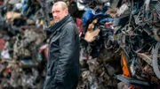 Michail Leskow sucht auf einem Schrottplatz nach Hinweisen.
