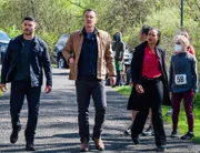 (v.l.n.r.) Ivan Ortiz (Miguel Gomez); Jess LaCroix (Julian McMahon); Sheryll Barnes (Roxy Sternberg)