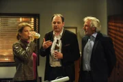Hubert und Martin sind auf Uschis Urteil über das neue Kirchleitner-Light Bier gespannt. Von links: Uschi Guggenmoser (Silke Popp), Hubert (Bernhard Ulrich) und Martin Kirchleitner (Hermann Giefer).