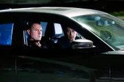 Nick Stokes (George Eads, l.) und Greg Sanders (Eric Szmanda) haben sich an die Fersen der Entführer geheftet und hoffen, D.B.'s Tochter Maya befreien zu können.