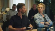 Maria Wern (Eva Röse) und ihr Kollege Arvidsson (Peter Perski).