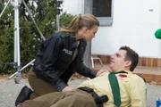 Rebecca Jungblut (Jeanne Goursaud) kümmert sich um Martin Riedl (Paul Sedlmeir)