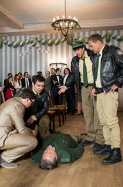 Nach Girwidz Zusammenbruch müssen Hubert und Staller schnell handeln. V.l.n.r.: Komparse, Martin Riedl (Paul Sedlmeir), Raimund Girwidz (Michael Brandner), Staller (Helmfried von Lüttichau), Hubert (Christian Tramitz).