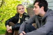 Rebecca (Jeanne Goursaud) und Tom (Tobias John von Freyend)