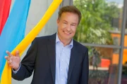 Vom Binger Rheinufer präsentiert Lars Reichow dreißig Minuten Programm voller Humor.