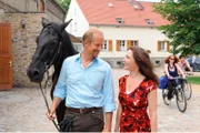 Katja Stein (Julia Stemberger, r.) ist glücklich - sie lebt mit ihrer großen Liebe Stefan Hagen (Jochen Horst, l.) zusammen auf seinem Reiterhof.