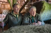 Hubert (Christian Tramitz, l.) und Girwidz (Michael Brandner, r.) liegen im Heustadel auf der Lauer und machen eine äußerst interessante Entdeckung.
