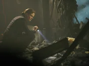 Brennan (Emily Deschanel) untersucht die Knochen der jungen Frau, die nach einer Explosion in einem Hotel aufgefunden wurde.