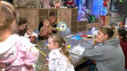 Im Esszimmer der Großfamilie Wollny werden Laternen für den Sankt Martins-Tag gebastelt.