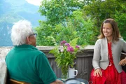Christina Ömmer (rechts) und Hermann Hüthmayr (links) sitzen am Balkon und reden während ServusTV’s „Heimatleuchten Hin über d‘ Alm - Zwischen Traunsee und Almtal mit Christina Ömmer“ Hochberghaus, Kasberg im Almtal, Oberösterreich, Österreich am 27.Juni 2024.