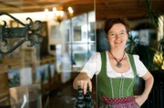 Viola versteht ihre Rezeption am Tennsee als erste Servicestation für ihre Gäste.