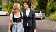 Lisa (Theresa Scholze, li.) ist glücklich über ihre Freundin Margot (Martina Gedeck, re.).