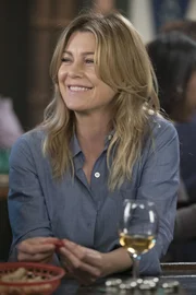 Während ein Patienten bei Meredith (Ellen Pompeo) für Schmetterlinge im Bauch sorgt, reist Owen nach Deutschland, um Teddy einen Besuch abzustatten ...