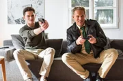Hubert (Christian Tramitz, rechts) beweist ein Händchen für den Teenager Max (Quirin Oettl) und findet über ein Videospiel Zugang zu ihm.