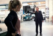 Frank Kopke (Jens Schäfer, r.) bedroht Julia Klug (Friederike Kempter, l.) mit einer Pistole.