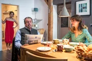 Frühstück im Hause Beissl: Eva beklagt sich über das kalte Wasser in der Dusche. V.l.n.r. Eva Beissl (Leonie Brill), Benedikt Beissl (Andreas Giebel), Elisabeth Beissl (Barbara Weinzierl)
