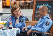 ARD HEITER BIS TÖDLICH - HAUPTSTADTREVIER, FOLGE 17, "Alles Gangsta", am Dienstag (14.01.14) um 18:50 Uhr im ERSTEN. Marianne (Kirsten Klock, l.) verbringt ihre Mittagspause mit Jürgen (Torsten Michaelis, r.).