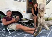 Britta und Andreas mit ihrem Picard Hund Toni auf dem Campingplatz.