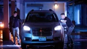 Haben Greg (Eric Szmanda, l.) und Nick (George Eads) den Wagen der Entführer gefunden? Doch wo ist D.B.'s entführte Tochter Maya?