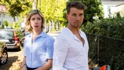 Conny (Brigitte Zeh) stellt sich dem neuen Gärtner (Raúl Richter) ihrer Nachbarn vor.