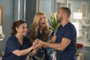 Michelle (Candis Cayne, M.) hofft auf eine erfolgreiche Operation, während Catherine (Debbie Allen, l.) und Jackson (Jesse Williams, r.) aneinander geraten ...