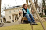 Benjamin Steiner (Mika Seidel) schaukelt im Garten.