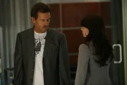 Dr. Allison Cameron (Jennifer Morrison, r.) übergibt Dr. Gregory House (Hugh Laurie, l.) ihre Kündigung. Der würde natürlich nie zugeben, dass ihn das hart trifft ...