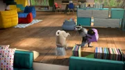 Während Freddy das ganze Haus leer räumt, hat Mike mit seiner Halskrause zu kämpfen. Wie soll er damit auf das Haus aufpassen?