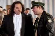 Riedl (Paul Sedlmeir, r.) befragt Sänger Manolito (Mario Franz, l.).