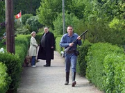MDR Fernsehen DER DICKE II. STAFFEL FOLGE 25, "Angstpartie", am Samstag (14.01.12) um 11:05 Uhr. Nachbarschaftsstreit: Ehrenberg (Dieter Pfaff, M.) und Christina (Gisela Schneeberger, l.) beobachten beim Spaziergang durch eine nahegelegene Gartensiedlung einen aufgebrachten Mann (Thomas Schendel, r.), der mit gezücktem Gewehr losstürmt.