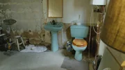 Das Badezimmer von Adam vorher  Die Verwendung des sendungsbezogenen Materials ist nur mit dem Hinweis und Verlinkung auf RTL+ gestattet.; Das Badezimmer von Adam vorher  Die Verwendung des sendungsbezogenen Materials ist nur mit dem Hinweis und Verlinkung auf RTL+ gestattet.