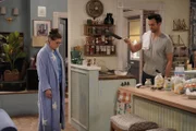 Kat (Mayim Bialik, l.): Max (Cheyenne Jackson, r.)