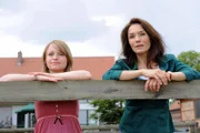 MDR Fernsehen DIE STEIN II. STAFFEL FOLGE 15, "Funkstille". Katja (Julia Stemberger) und Svenja (Geraldine Raths) beobachten den Reitunterricht.