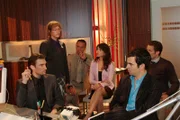 Lisa (Alexandra Neldel, 2.v.l.) eröffnet David (Mathis Künzler, 2.v.r.), Max (Alexander Sternberg, r.) Mariella (Bianca Hein, 3.v.r.) und Hugo (Hubertus Regout, 3.v.l.) überraschend, dass Richard (Karim Köster, l.) in Zukunft für die Produktionsabläufe zuständig sein soll.