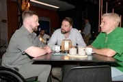 Jonas (Felix van Deventer, l.) und Moritz (Lennart Borchert, r.) hoffen auf eine weitere Zusammenarbeit mit John (Felix von Jascheroff) im Mauerwerk.