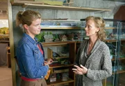 ARD HEITER BIS TÖDLICH - FUCHS UND GANS, FOLGE 6 (WH.), "Eierdieb", am Samstag (26.07.14) um 18:50 Uhr im ERSTEN. Lokalreporterin Emily Gans (Mira Bartuschek, l.) hat Frau Kohlmann (Jessica Kosmalla, r.) im Verdacht. Hat sie Ihren Ehemann umgebracht?