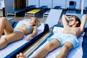 Jasmin und Markus relaxen am Pool