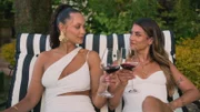 Paulina (l.) und Lena stoßen an  +++ Die Verwendung des sendungsbezogenen Materials ist nur mit dem Hinweis und Verlinkung auf RTL+ gestattet. +++