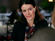 Anna (Kathrine Fagerland) wartet auf Varg Veum.