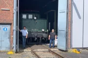 Die Lokomotivführerin Barbara Brunne (r.) machte sich mit ihrer eigenen Diesellok selbstständig.