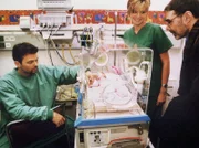 Noch bevor Dr. Thomas Straub (Gunther Schoss, rechts) zu einem Vorstellungsgespräch kam, leistete er unverhofft seinen ersten Einsatz in der Sachsenklinik. Schwester Yvonne (Maren Gilzer, Mitte) heist ihn schon einmal willkommen. Nur beim Vater des Frühgeborenen (Zsolt Bacs) will noch nicht recht Freude aufkommen. Wird sein Kind es schaffen?