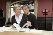 Ein guter Fund: Susanne (Heike Jonca, l.) und Ingo (Wolfgang Wagner, r.) entdecken Omas Geheimrezept ...