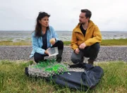 Korrespondent Benedict Feichtner mit Meeresökologin Karin Didderen. Sie will mit moderner Technik die Küstengebiete der Niederlande renaturieren. Die Salzwiesen, die hier neu entstehen, schützen die Dämme vor Erosion und speichern CO2.