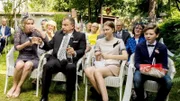Familie Holtkamp (v.l.: Brigitte Zeh, Matthias Komm, Charlotte Krause, Luis Kain) wartet auf den Beginn der Hochzeitszeremonie und bekämpft die Aufregung mit Wodka.