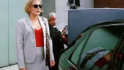 Mona (Anja Beatrice Dukas) hat durch den Verrat an ihrer Tochter Jule ihre vorzeitige Entlassung erwirkt und wird von Mühlfelds Chauffeur abgeholt.