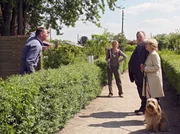MDR Fernsehen DER DICKE II. STAFFEL FOLGE 25, "Angstpartie", am Samstag um 10:40 Uhr. Nachbarschaftsstreit in der Gartensiedlung: Ehrenberg (Dieter Pfaff, 2.v.r.) und Christina (Gisela Schneeberger, r.) versuchen, zwischen Ludger (Thomas Schendel, l.) und Yonne Zintner (Esther Esche, 2.v.l.) zu vermitteln.