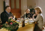 MDR Fernsehen DER DICKE II. STAFFEL FOLGE 24, "Wahlverwandschaften", am Samstag (05.07.14) um 10:40 Uhr. Christina (Gisela Schneeberger, M.) bekommt Besuch von ihren langjährigen Brieffreundin Margit Spier (Lisa Kreuzer, r.). Die geht nicht nur Ehrenberg (Dieter Pfaff, l.) mit ihren Gemecker auf die Nerven.