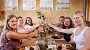 Die Landfrauen stoßen auf die Hauptspeise an: (v.l.n.r.) Dorothea John, Monja Oechsle, Veronika Ams, Angelika Schimpfle, Andrea Göhring, Barbara Schmitt.